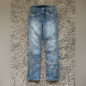 Women jeans with delicate embroidery